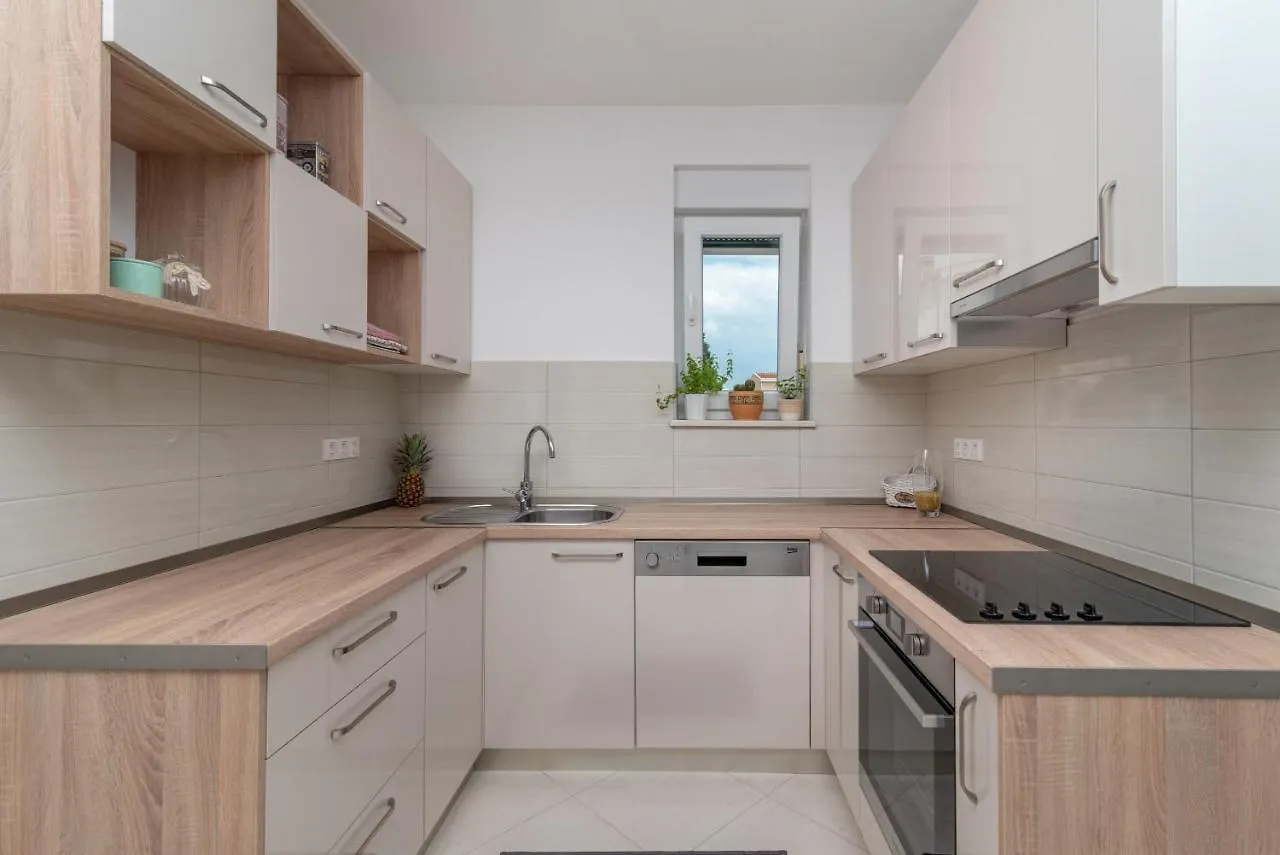 Apartment Modern Apt W Terrace 2 Min Walk To The Beach Okrug Gornji