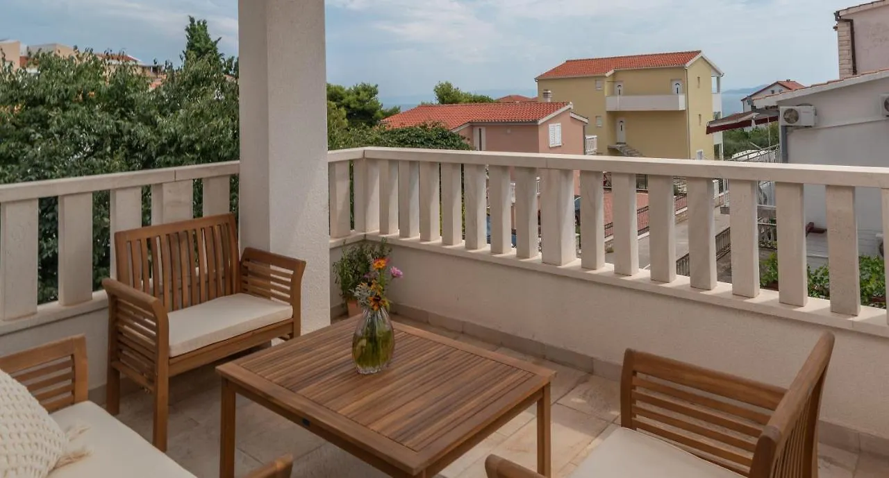 Modern Apt W Terrace 2 Min Walk To The Beach Okrug Gornji Apartment