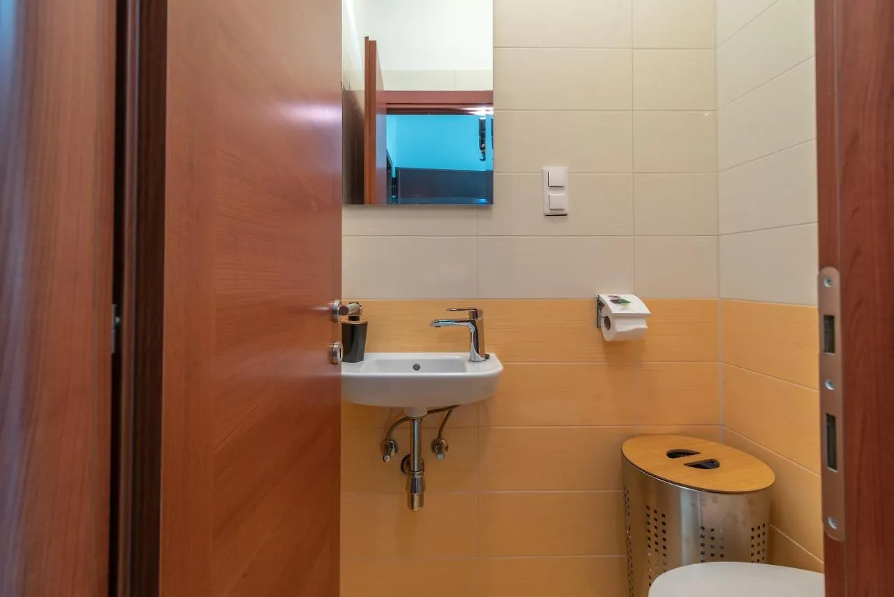 Modern Apt W Terrace 2 Min Walk To The Beach Okrug Gornji Apartment