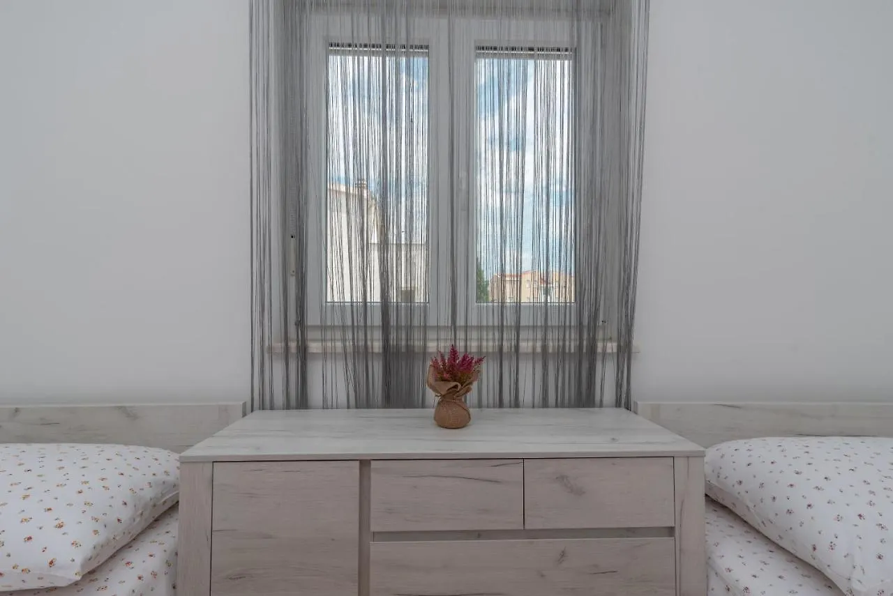 Modern Apt W Terrace 2 Min Walk To The Beach Okrug Gornji Apartment