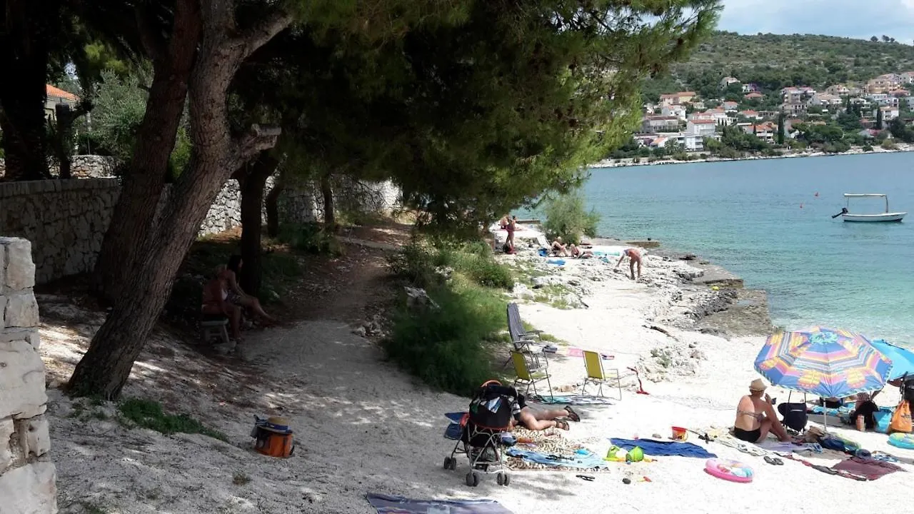 Apartment Modern Apt W Terrace 2 Min Walk To The Beach Okrug Gornji