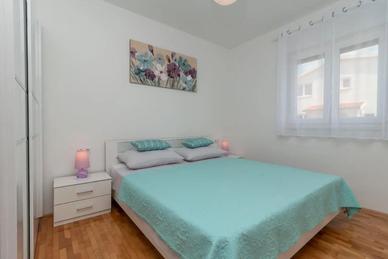 Modern Apt W Terrace 2 Min Walk To The Beach Okrug Gornji Apartment